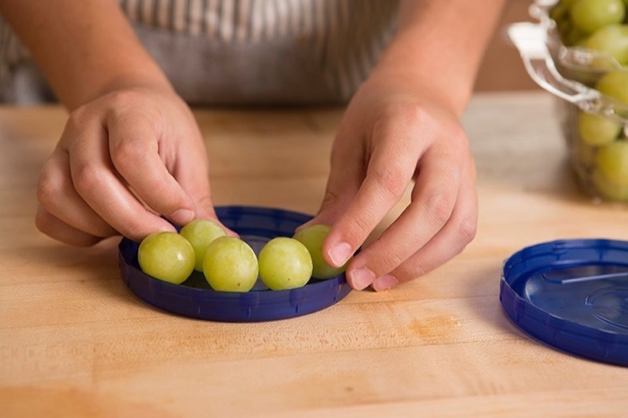 How to Slice Grapes Step 1